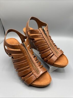 Aerosoles Women’s Tan Leather Strappy Wedge Sandals with Front Zipper, size 9